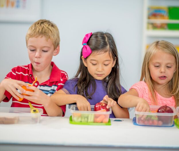2023/05/iStock-kinder-kids-eating-scaled.jpg