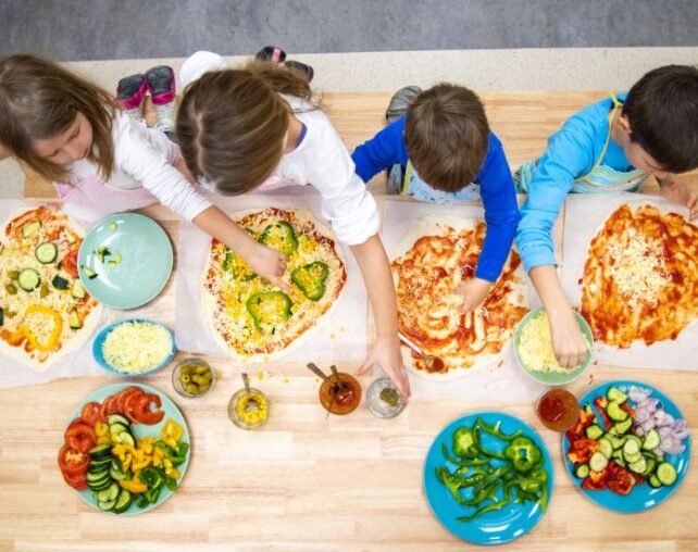 kids making pizza